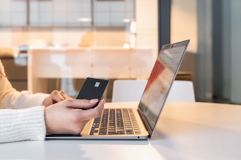 Consultante digitale travaillant sur la monétique